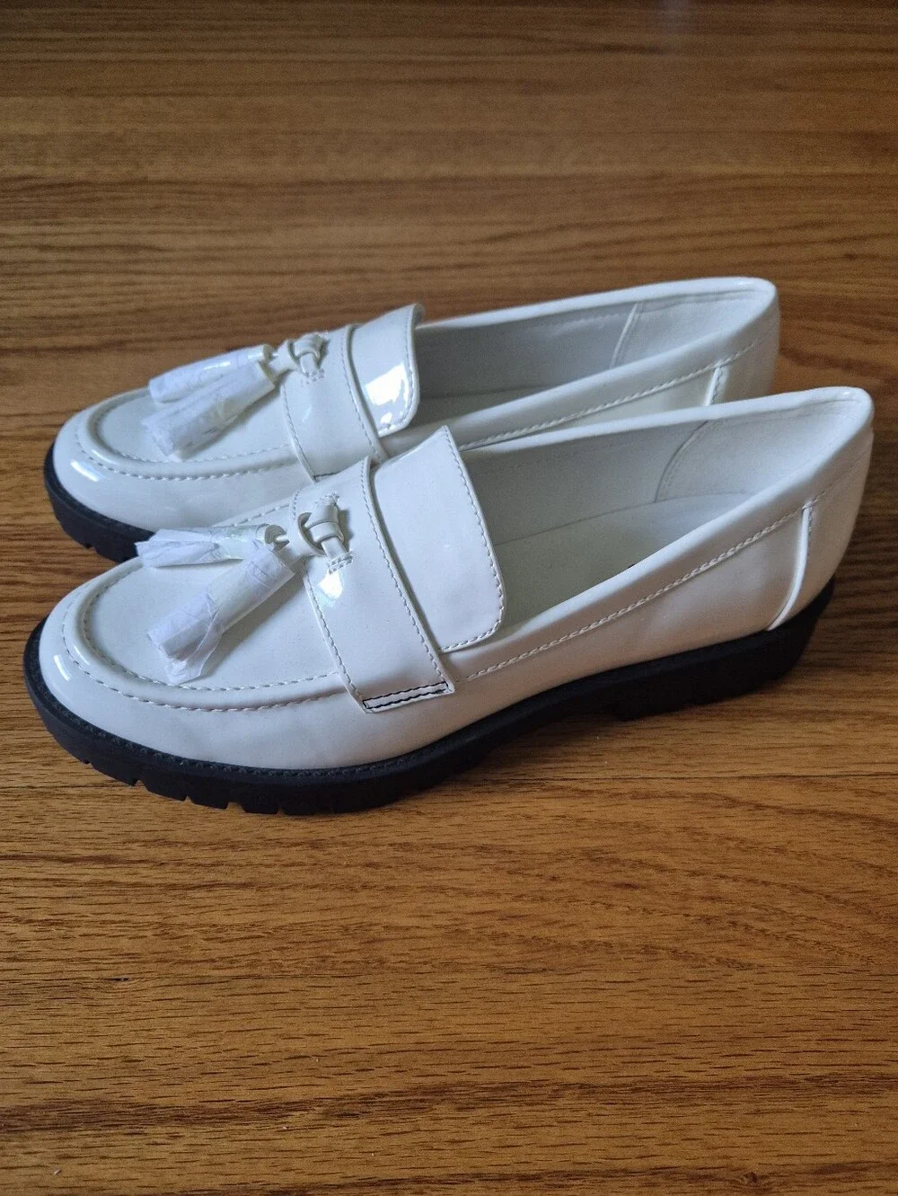 Bandolino White Patent Tassel Loafers, size 6,5 NWOB